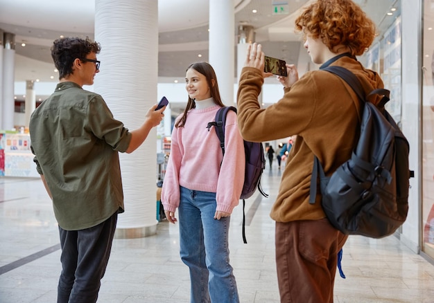 Amigos Adolescentes Grabando Entrevistas Transmitiendo Video Vivo Centro Comercial 266732 44226