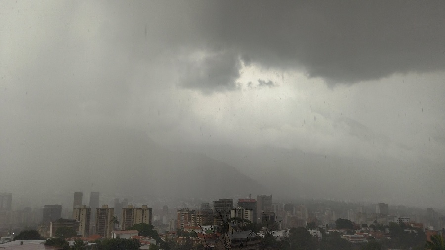 Fuertes Lluvias Dejan Lagunas En Las Principales Vias De Caracas 22576 Fuertes Lluvias Dejan Lagunas En Las Principales Vias De Caracas 22576