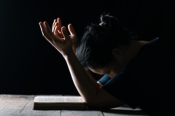 Oracion Crisis Vida Cristiana Dios Mujer Orar Bendicion Dios Desear Tener Vida Mejor Mujer Manos Orando Dios Biblia Pidiendo Perdon Creer Bondad 2379 3595