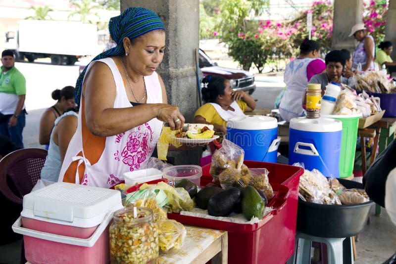 La Mujer Hispanica Vende La Comida Preparada 43643133